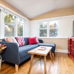 The Red Cabin-Charming Historic Avenue's Apartment