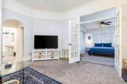 New! - Downtown Private Historic Avenues Apartment