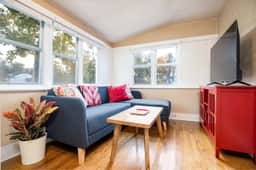 The Red Cabin-Charming Historic Avenue's Apartment