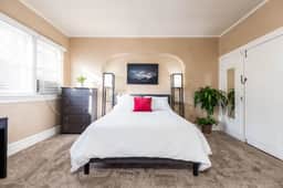 The Red Cabin-Charming Historic Avenue's Apartment