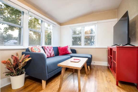 The Red Cabin-Charming Historic Avenue's Apartment - Image 1