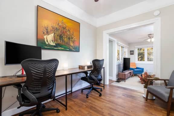 Historic Avenues Downtown w/ Dedicated Workspace