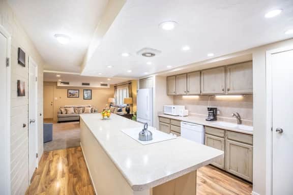 Perfect Condo in Heart of PC, with Pool & Hot Tub!