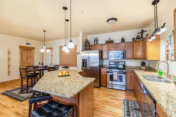 Skier's Dream-Beautifully Updated Park City condo w Hot Tub! - Image 5