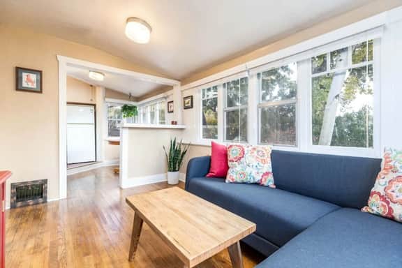 The Red Cabin-Charming Historic Avenue's Apartment