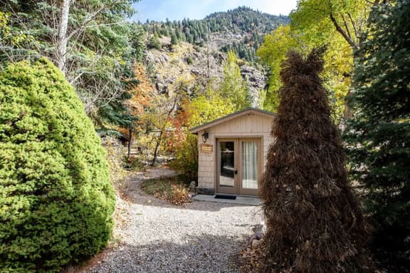 Adorable Studio Cabin on Big Cottonwood River