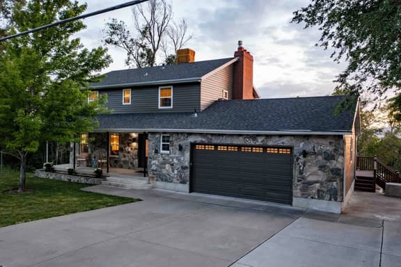 Farmington Basecamp-Hot Tub, Large Deck and View!