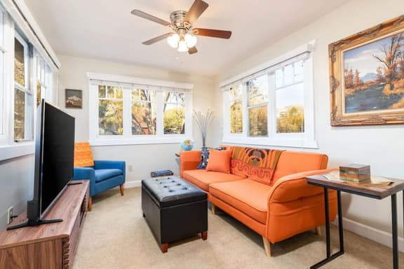Historic Avenues Downtown w/ Dedicated Workspace