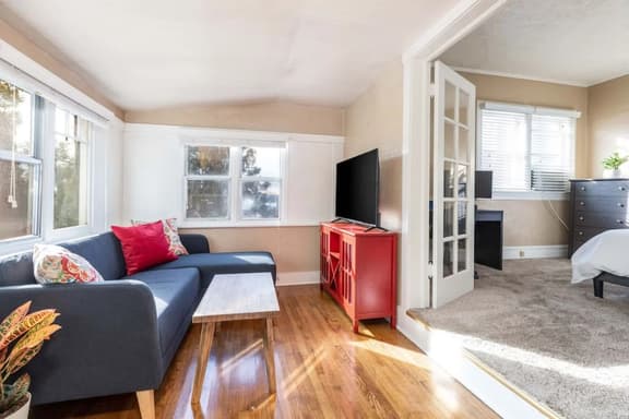 The Red Cabin-Charming Historic Avenue's Apartment
